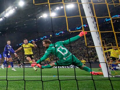 Maatsen marca el segundo gol del Dortmund ante el Atlético.