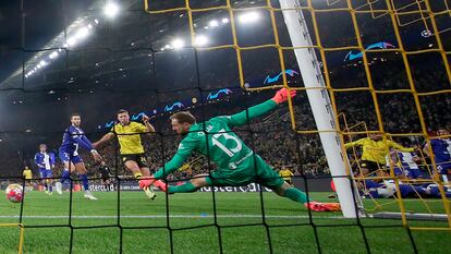Maatsen marca el segundo gol del Dortmund ante el Atlético.