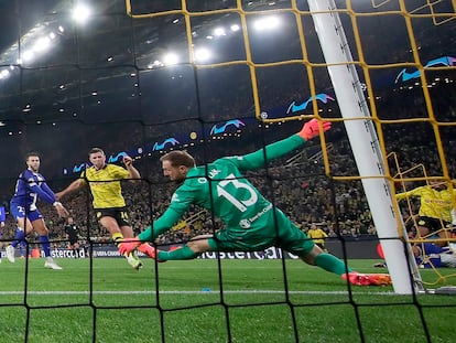 Maatsen marca el segundo gol del Dortmund ante el Atlético.