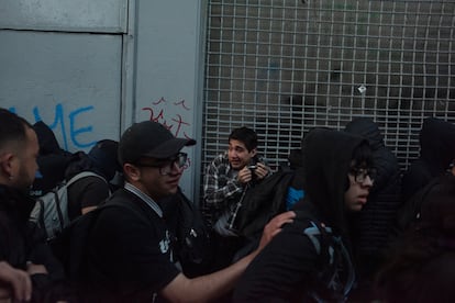 Manifestantes se alejan de las zonas rociadas con gas lacrimógeno, este miércoles en Santiago.