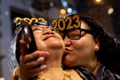 Una mujer besa a su madre durante la celebración del Año Nuevo en Manila (Filipinas).