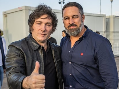 El argentino Javier Milei, a la izquierda, izquierda, junto al líder de Vox, Santiago Abascal.
