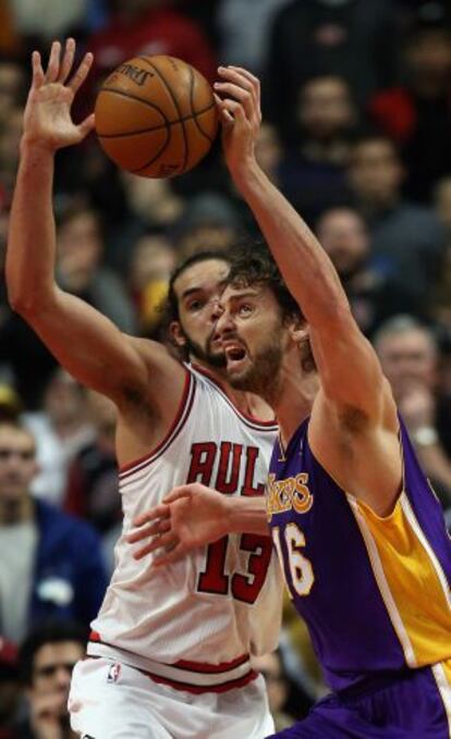 Noah defiende a Pau Gasol durante un partido los Lakers ante Chicago