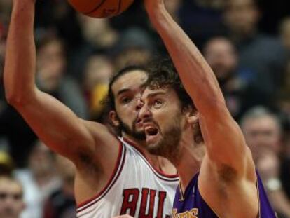 Noah defiende a Pau Gasol durante un partido los Lakers ante Chicago