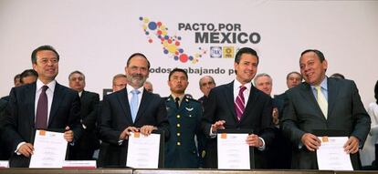 Los presidentes de los tres principales partidos junto a Peña Nieto.