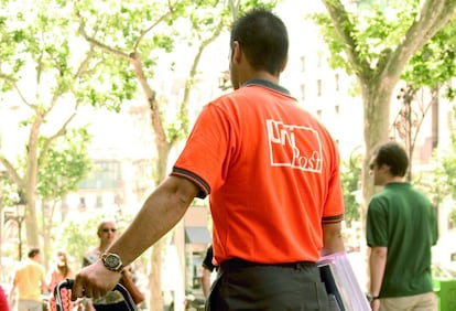 Un trabajador de Unipost.