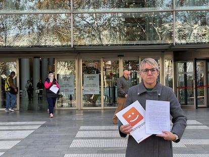 La portavoz de Compromís per València, Papi Robles, ante la Ciudad de la Justicia tras presentar el escrito a la Fiscalía.