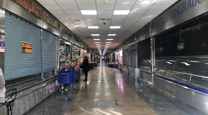 Vista del interior del mercado de Ondarreta, con muchos locales cerrados.