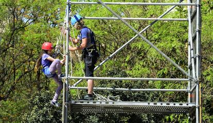 Hay actividades para todos los gustos infantiles. Se puede escalar o deslizarse de un punto a otro, siempre bien protegidos con cascos y arneses de seguridad. 