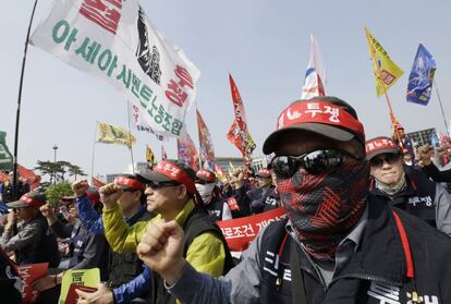 Els membres de la Federació de Sindicats de Corea durant la marxa a Seül. Milers de treballadors exigeixen millors condicions de treball i que les empreses evitin els contractes temporals.