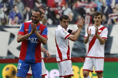 El defensa del Levante Juanfran García recibe el aplauso de los jugadores del Rayo Vallecano.