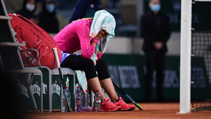 Spain's Paula Badosa reacts after winning against Latvia's Jelena Ostapenko at the end of their women's singles third round tennis match on Day 7 of The Roland Garros 2020 French Open tennis tournament in Paris on October 3, 2020. (Photo by MARTIN BUREAU / AFP)