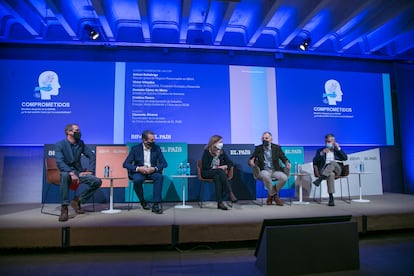 De izquierda a derecha,  Clemente Álvarez, coordinador del área de Clima y Medio Ambiente en EL PAÍS, Antoni Ballabriga, director Global de Negocio Responsable en BBVA, Víctor Viñuales, director de ECODES, Fundación Ecología y Desarrollo, Gonzalo Sáenz de Miera. Director de Cambio Climático de Iberdrola, y Cristina Rivero. Directora del Departamento de Industria, Energía, Medio Ambiente y Clima de la CEOE.