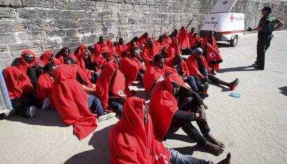 Rescatados en el Estrecho por Salvamento Marítimo descansan tras desembarcar en Tarifa (Cádiz) en septiembre de 2017.