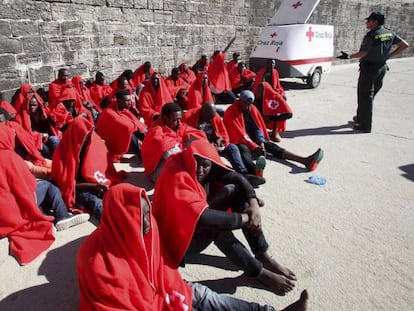 Rescatados en el Estrecho por Salvamento Mar&iacute;timo descansan tras desembarcar en Tarifa (C&aacute;diz) en septiembre de 2017.