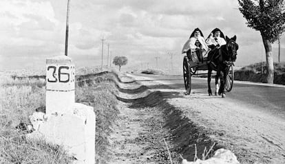 'Monjas viajeras', una de las imágenes fotográficas tomadas por Carlo Saura en los años 50 en España.