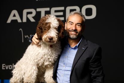 Álex Artero junto a Musa, en la presentación como mascota de la selección española de fútbol.