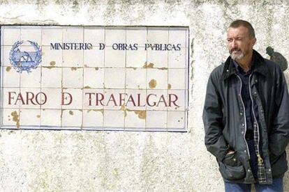 El escritor posa a la entrada del faro de Trafalgar durante la presentación de su libro <i>Cabo Trafalgar</i>.