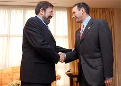 Paulino Luesma, delegado del Gobierno en el País Vasco, con el <i>lehendakari,</i> Juan José Ibarretxe.

PRADIP J. PHANSE