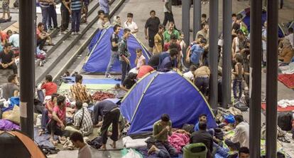 Refugiados concentrados junto a la estación de Keleti, en Hungría.