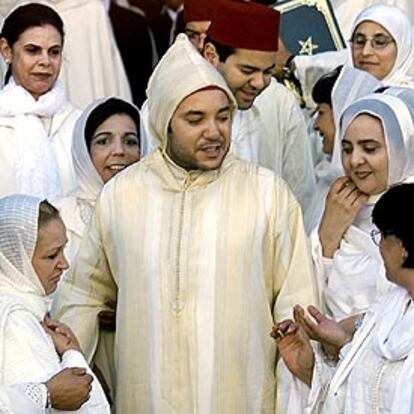 El rey Mohamed VI saluda a algunas diputadas del Parlamento marroquí.