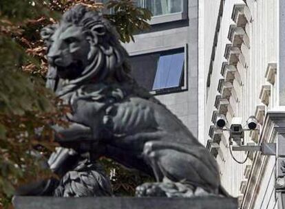 Cámaras junto a los leones del Congreso de los Diputados.