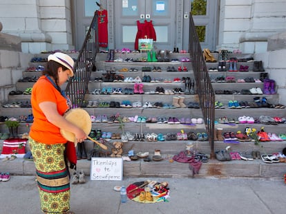 Altar improvisado en homenaje a los menores fallecidos en la escuela de Kamloops. ante la alcaldía de Kingston (Ontario).