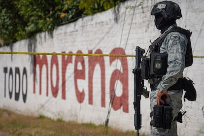 Un elemento de la Guardia Nacional monta guardia en la zona de un atentado en Acámbaro, Guanajuato, en octubre pasado.