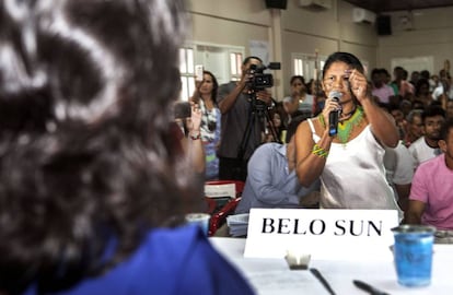 Bel Juruna, exigindo a atenção da representante da mineradora canadense Belo Sun, em audiência pública de 21 de março de 2017, em Altamira, Pará.