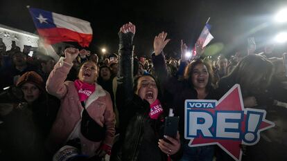 Seguidores del Partido Republicano celebran el resultado de las elecciones del pasado 7 de mayo, en Santiago.
