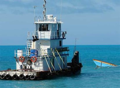 Una barcaza de la policía de Turcos y Caicos, durante las labores de rescate del naufragio.