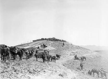 Una unidad del ejército español realiza obras de fortificación en un blocao en el Rif hacia 1923.