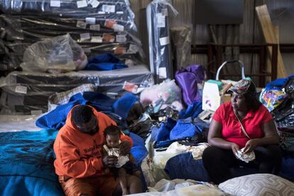 Una familia refugiada descansa en la tienda Gallery Furniture.