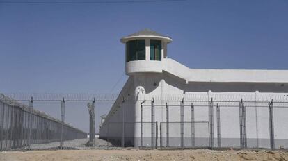 Torre de vigilancia en un llamado centro de internamiento en Xinjiang.  