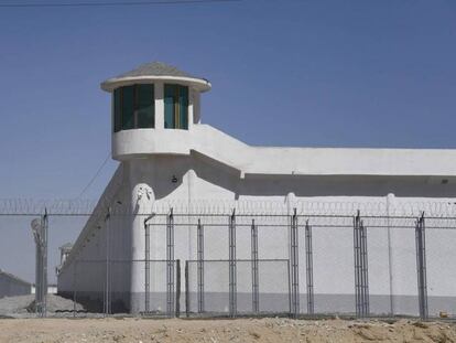 Torre de vigilancia en un llamado centro de internamiento en Xinjiang.  