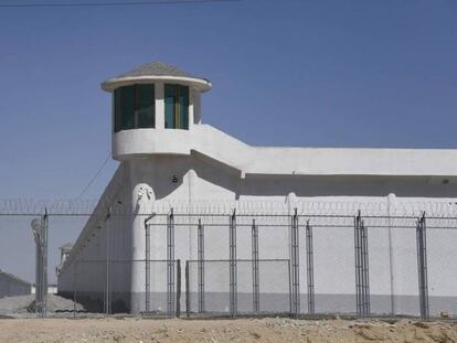 Torre de vigilancia en un llamado centro de internamiento en Xinjiang.