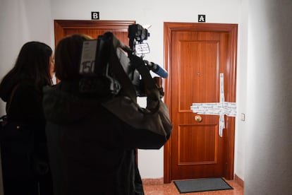 Puerta de la vivienda en el barrio de El Llano de Gijón, este lunes.