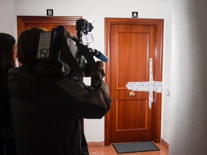 Puerta precintada de la puerta del piso en el que la niña fue asesinada por su madre.