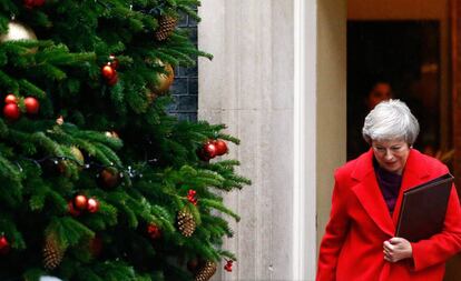 Theresa May sale del 10 de Downing Street, este lunes.