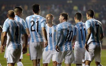 A seleção argentina celebra gol de Pastore contra o Paraguai.