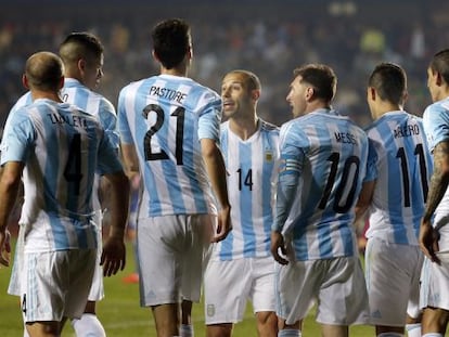 A seleção argentina celebra gol de Pastore contra o Paraguai.