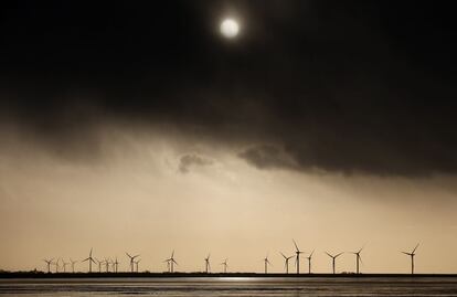 El sol se ve a través de las nubes oscuras en Klanxbuell, norte de Alemania.