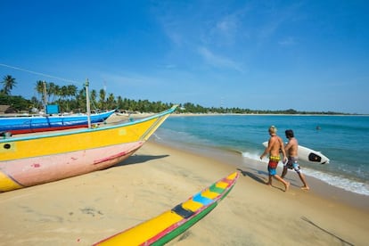 El largo rompiente a la derecha del extremo sur de la bahia de Arugam está considerado el mejor de Sri Lanka y uno de los mejores del mundo. De abril a septiembre siempre hay surfistas cogiendo olas, aunque hasta noviembre hay días buenos. Eso sí, el ambiente surfero se mantiene todo el año: hay chiringuitos que alquilan y reparan tablas e infinidad de sitios económicos, con camas en la playa para quien quiera quedarse. Y si se necesita soledad, hay buenas olas en los cercanos Lighthouse Point, Whiskey Point y Okanda. El pueblo es pequeño, con solo unos cientos de habitantes que habitan una única calle, pero hay pensiones y restaurantes junto a la playa, todo con un plácido ambiente que no tiene nada que ver con la actividad de los resorts de la costa oeste.