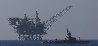 Una barco israel&iacute; navega cerca de la plataforma de gas Leviat&aacute;n.