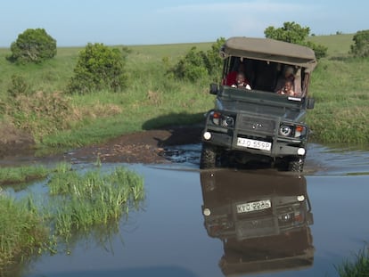 Coche eléctrico en un safari en Masái Mara (Kenia).