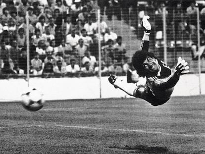 Luis Ricardo Guevara Mora es batido durante uno de los partidos que jugó en el Mundial de España de 1982.