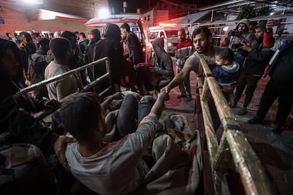 Varios palestinos heridos llegan al hospital en Deir al Balah tras un bombardeo israelí sobre la Franja, este martes. 