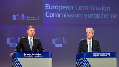 El vicepresidente de la Comisión Europea, Valdis Dombrovskis, a la izquierda, y el comisario de Economía, Paolo Gentiloni.