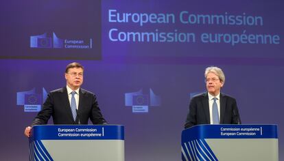 El vicepresidente de la Comisión Europea, Valdis Dombrovskis, y el comisario de Economía, Paolo Gentiloni.