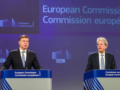 El vicepresidente de la Comisión Europea, Valdis Dombrovskis, a la izquierda, y el comisario de Economía, Paolo Gentiloni.